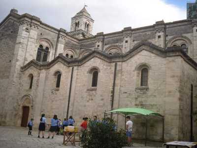 Varchiamo l'entrata monumentale e dopo una quarantina di metri giriamo a destra sbucando in piazza Santa Croce, dove si erge austera l'omonima chiesa risalente al 1321